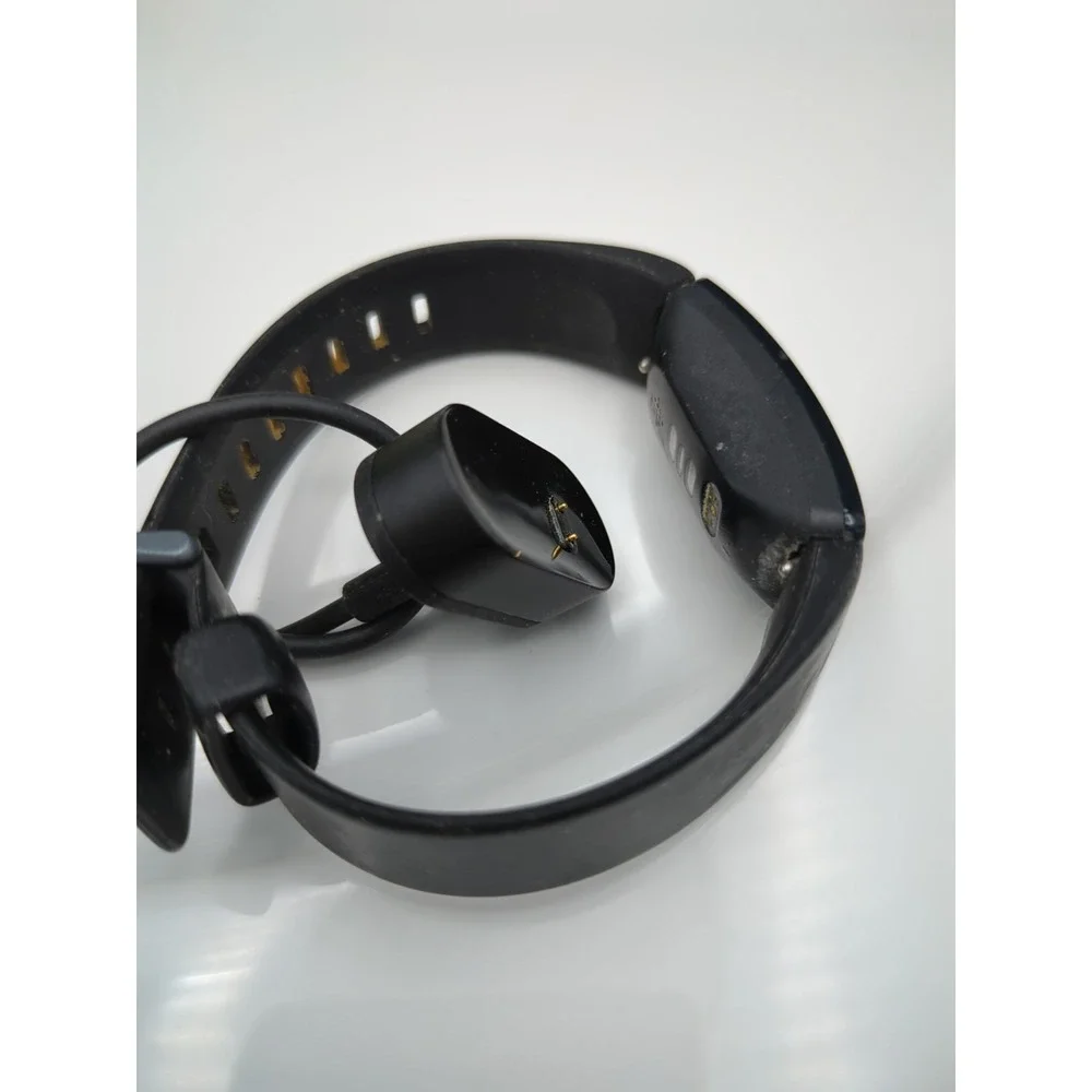 2 Fitbit Trackers with Chargers‎ and wrist straps Broken Not Working For Parts